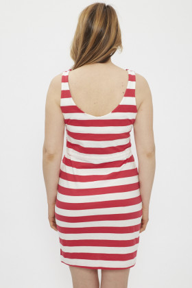 Robe à rayures rouges et blanches sans manches