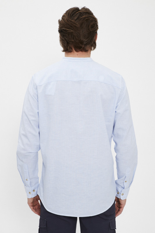 Chemise bleue à rayures blanches