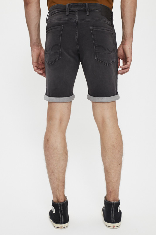 Short black denim délavé avec revers