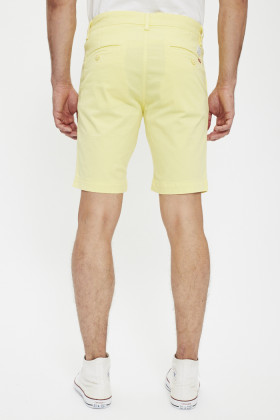 Short chino jaune poudré homme