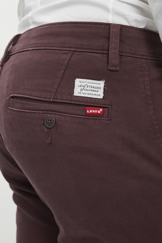 Pantalon chino bordeaux coupe fuselée levi's coton mélangé