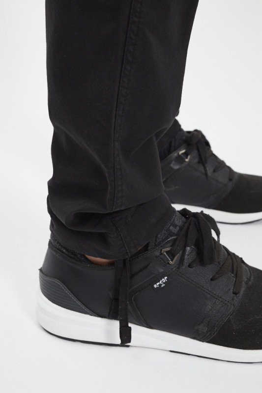 Pantalon cargo noir resseré à la cheville