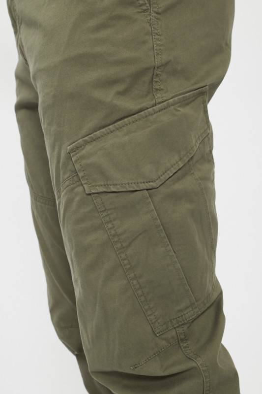 Pantalon cargo regular vert olive coupe droite
