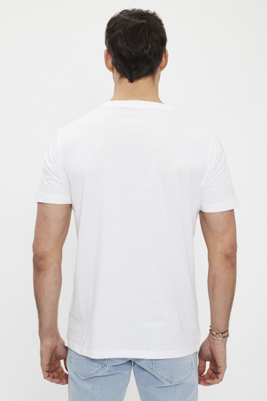 T-shirt blanc avec lettrage sur la poitrine
