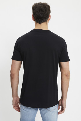 T-shirt noir avec lettrage sur la poitrine