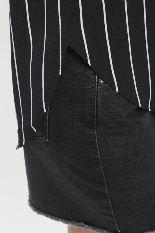 Blouse noire à rayures 