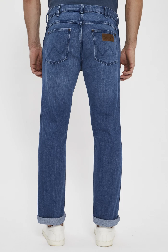 Jean En Coton Bleu Indigo Push-up Délavé Aux Cuisses Avec Une Coupe Slim Fit