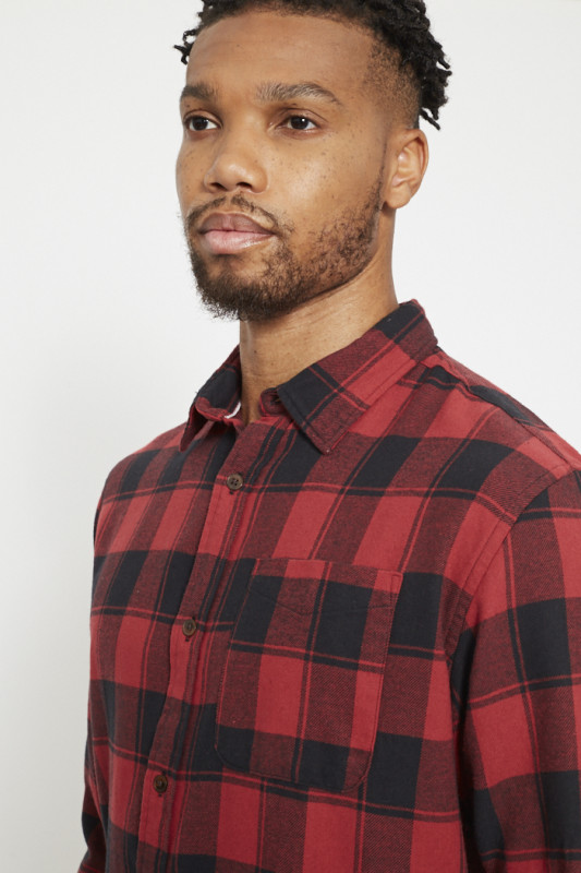 Chemise rouge à carreaux