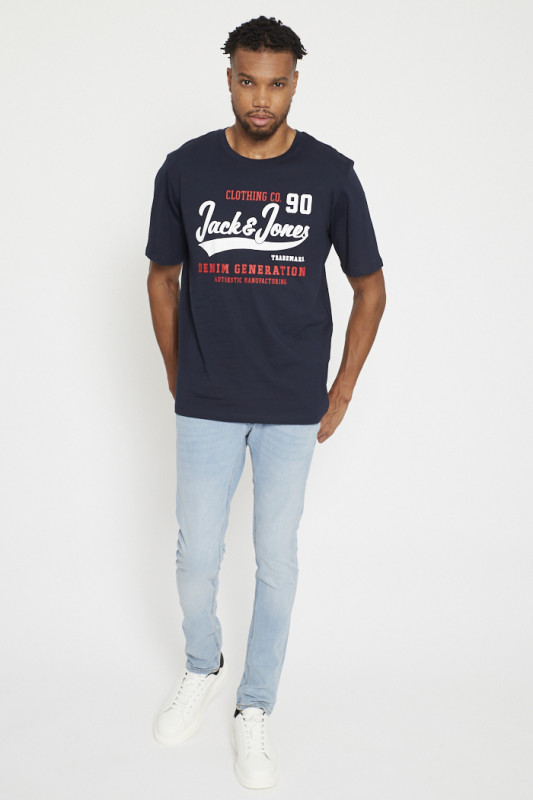 Le t-shirt bleu marine