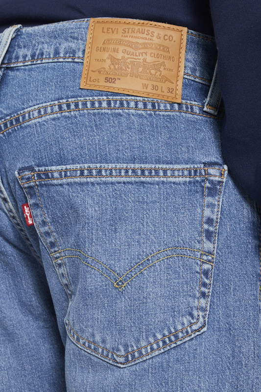 jeans 502 coupe Taper marque levi's couleur bleu délavé
