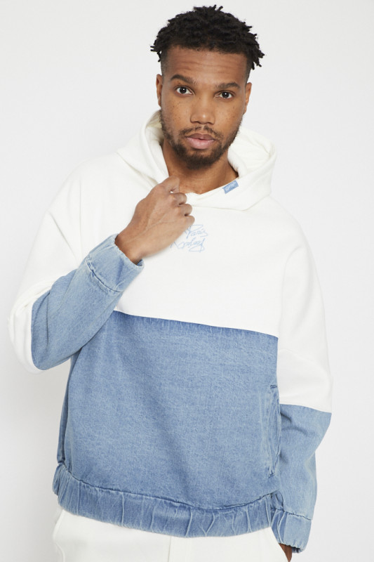 Sweat à capuche blanc et jean