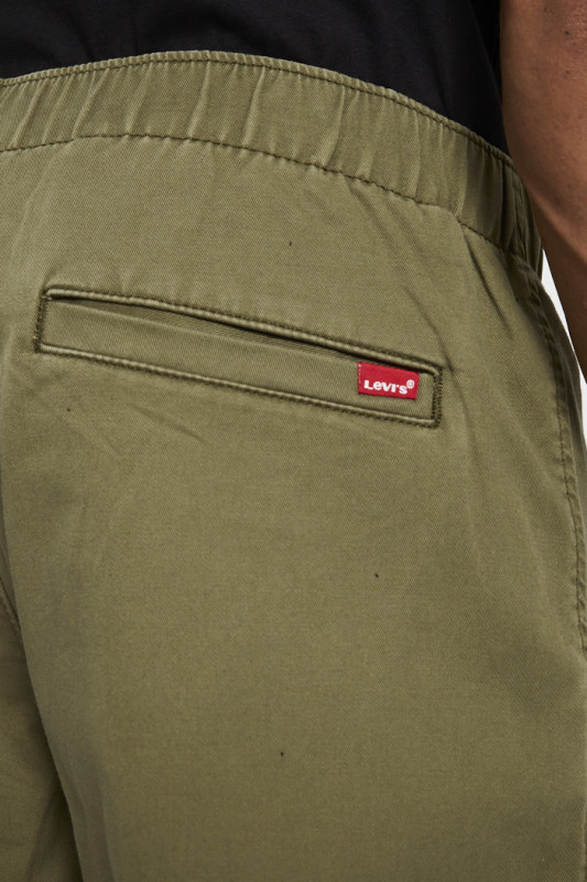 chino en toile olive resserré aux chevilles marque levi's