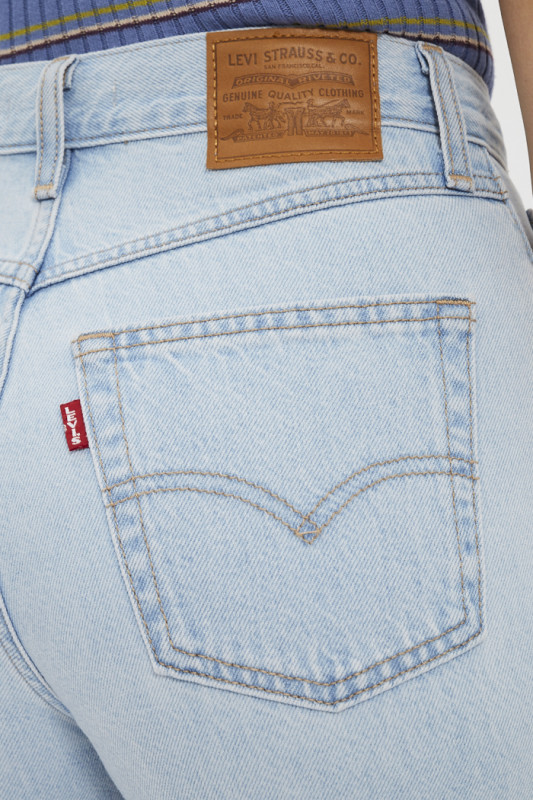 jeans bleu délavé coupe droite lev'is pour femme modèle Mom 80s