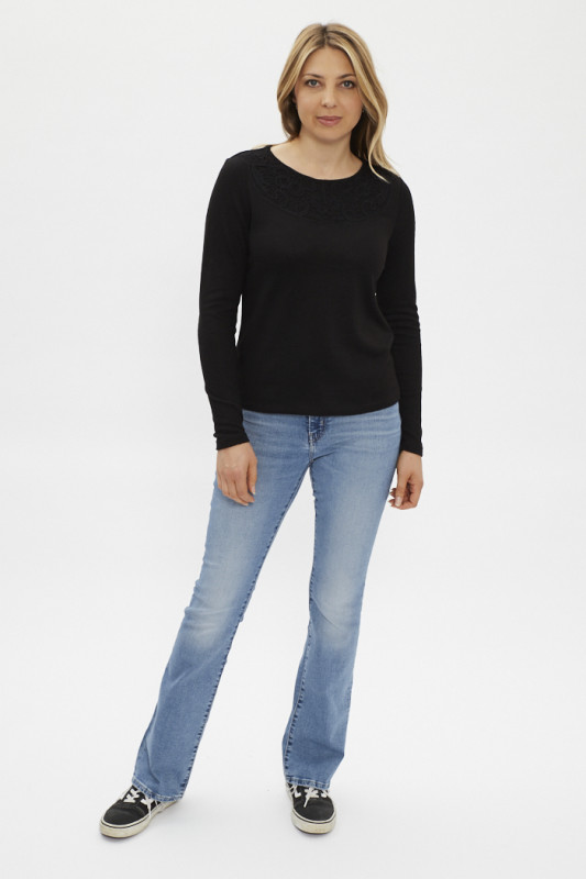 pull noir avec dentelle ton sur ton Jacqueline de Yong