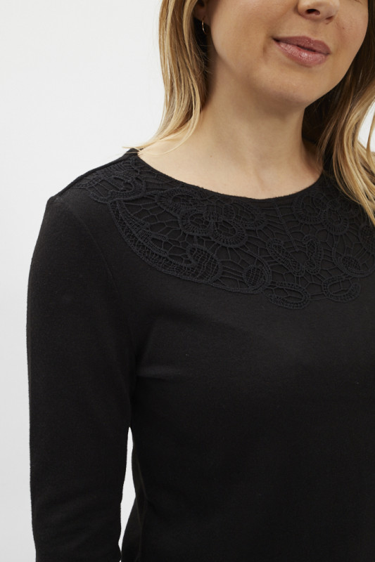 pull noir avec dentelle noire sur la gorge JDY