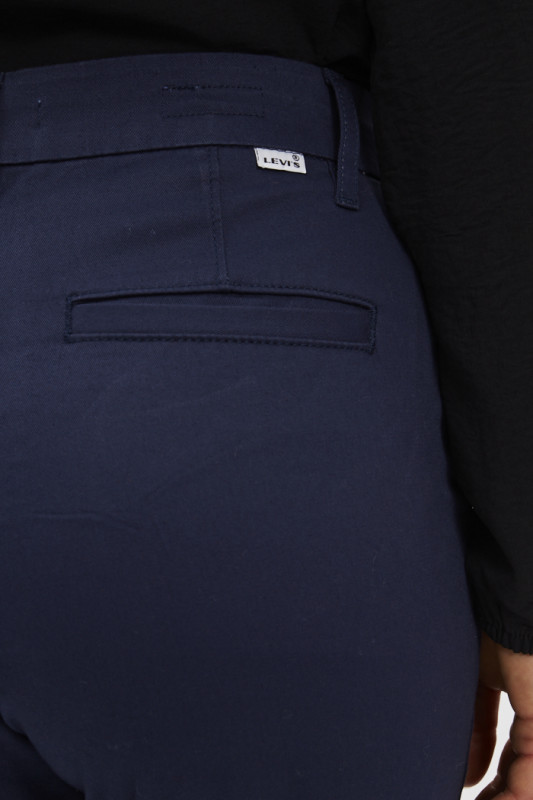 Chino Black Iris pour femme Levi's coupe droite