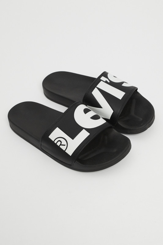 Claquettes noires modèle June Levi's