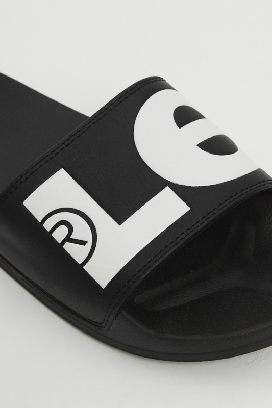 Claquettes noires modèle June Levi's homme en matière syhthétique