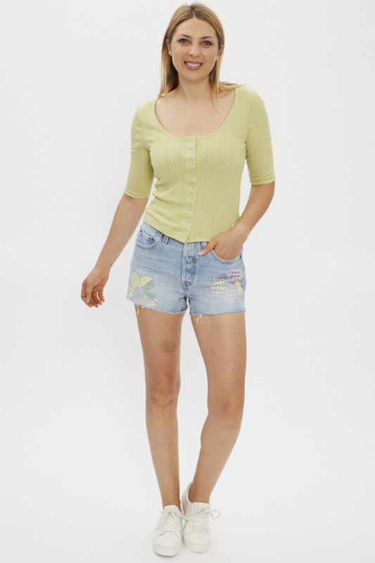 Un short fantaisie aux motifs fleuris femme