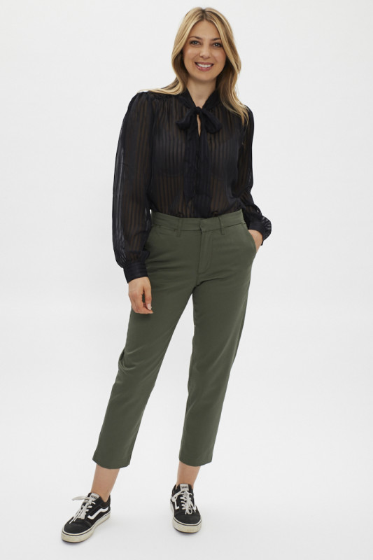 Blouse noire col lavallière JDY