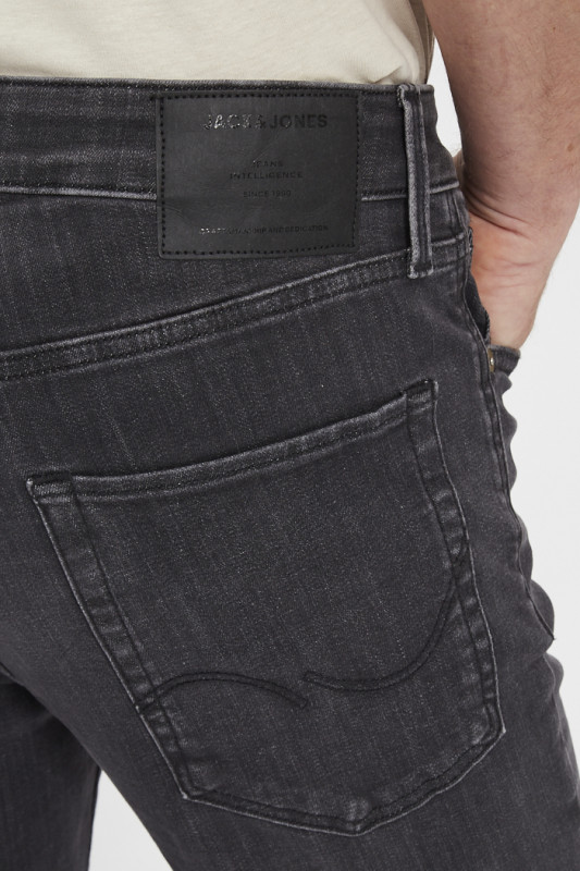 Jeans black denim coupe ajustée en coton mélangé